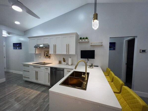 Refrigerador, microondas, horno, placa de cocina