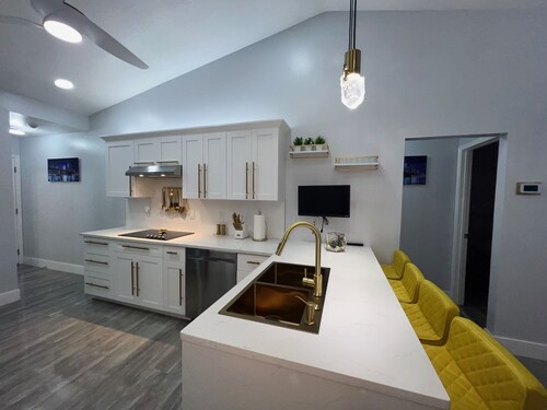 J&K Dream Home in Sarasota near of Siesta Key. Enjoy our modern, renovated house