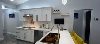 J&K Dream Home in Sarasota near of Siesta Key. Enjoy our modern, renovated house