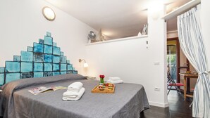 Une chambre avec deux lits, un plateau contenant des articles pour le petit-déjeuner et un mur décoratif.