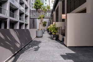 1 bedroom - Exquisite Duplex With Private Patio Loft Living (Dubai)