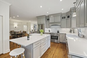 冷蔵庫、電子レンジ、オーブン、コンロ