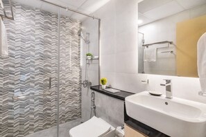 Dusche, Haartrockner, Handtücher, Seife