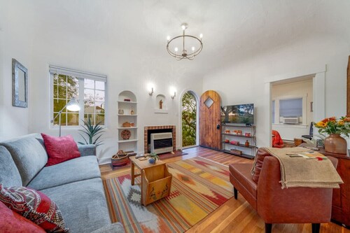 Desert Bloom / 1 BR 1 BA / Blocks from U of A