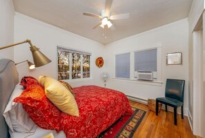 1 makuuhuone, työpöytä, silitysrauta/-lauta, vauvan matkasänky