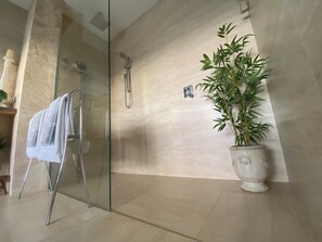 Haartrockner, Bidet, Handtücher, Seife