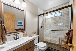 Dusj, hårføner og håndklær