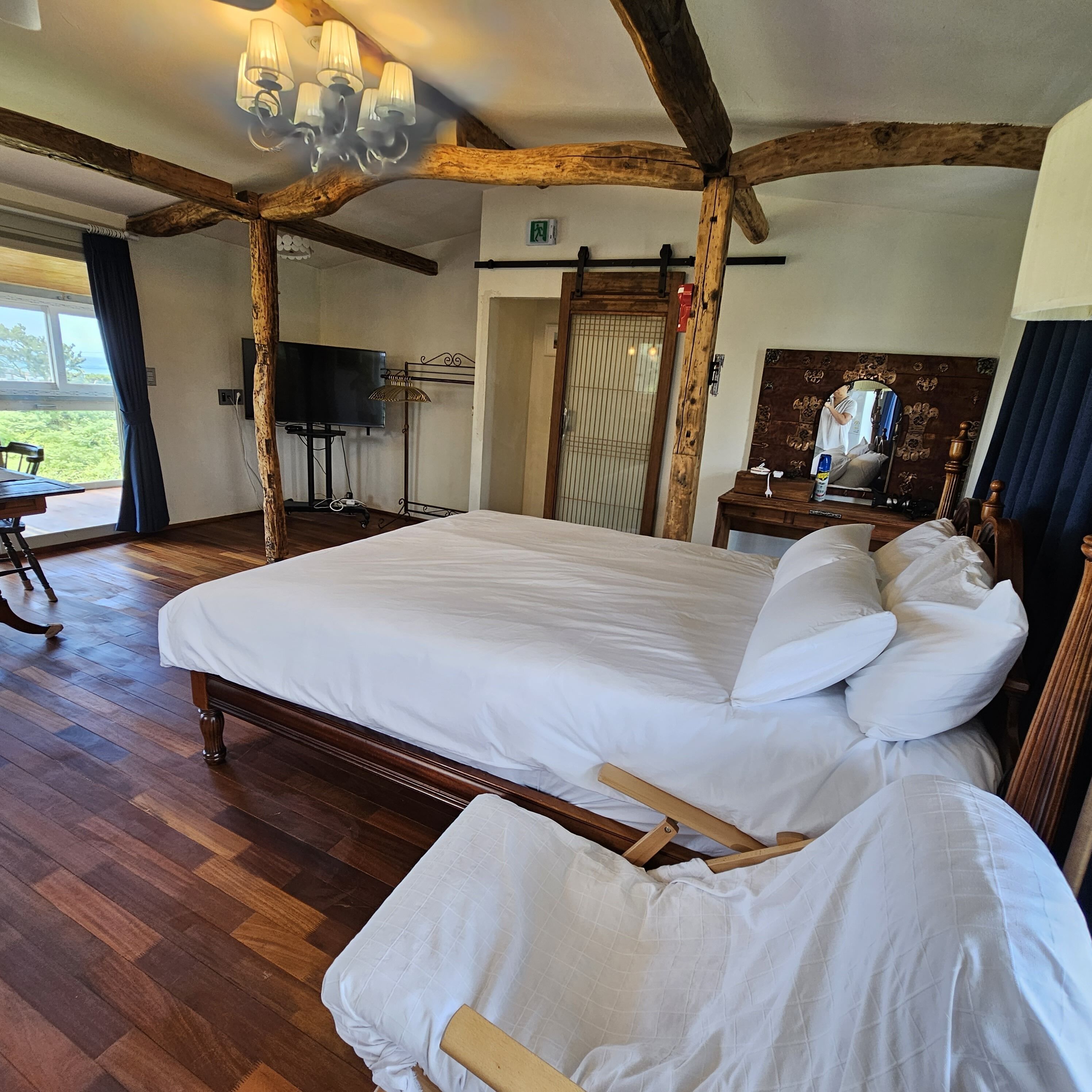 Nhà Duplex truyền thống | 2 phòng ngủ, bàn, khu vực làm việc phù hợp cho laptop, màn/rèm cản sáng 