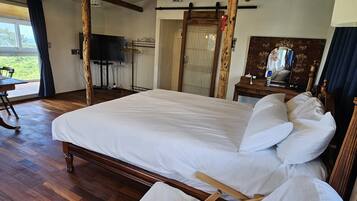 Traditional Duplex | 2 bedrooms, desk, laptop workspace, blackout drapes