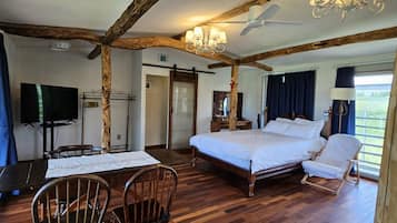 Traditional Duplex | 2 bedrooms, desk, laptop workspace, blackout curtains