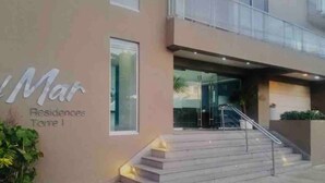 A building with a sign reading "Mar Residences Torre I" and a staircase leading to the entrance.