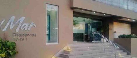 Un edificio con un letrero que dice "Mar Residences Torre I" y una escalera que conduce a la entrada.