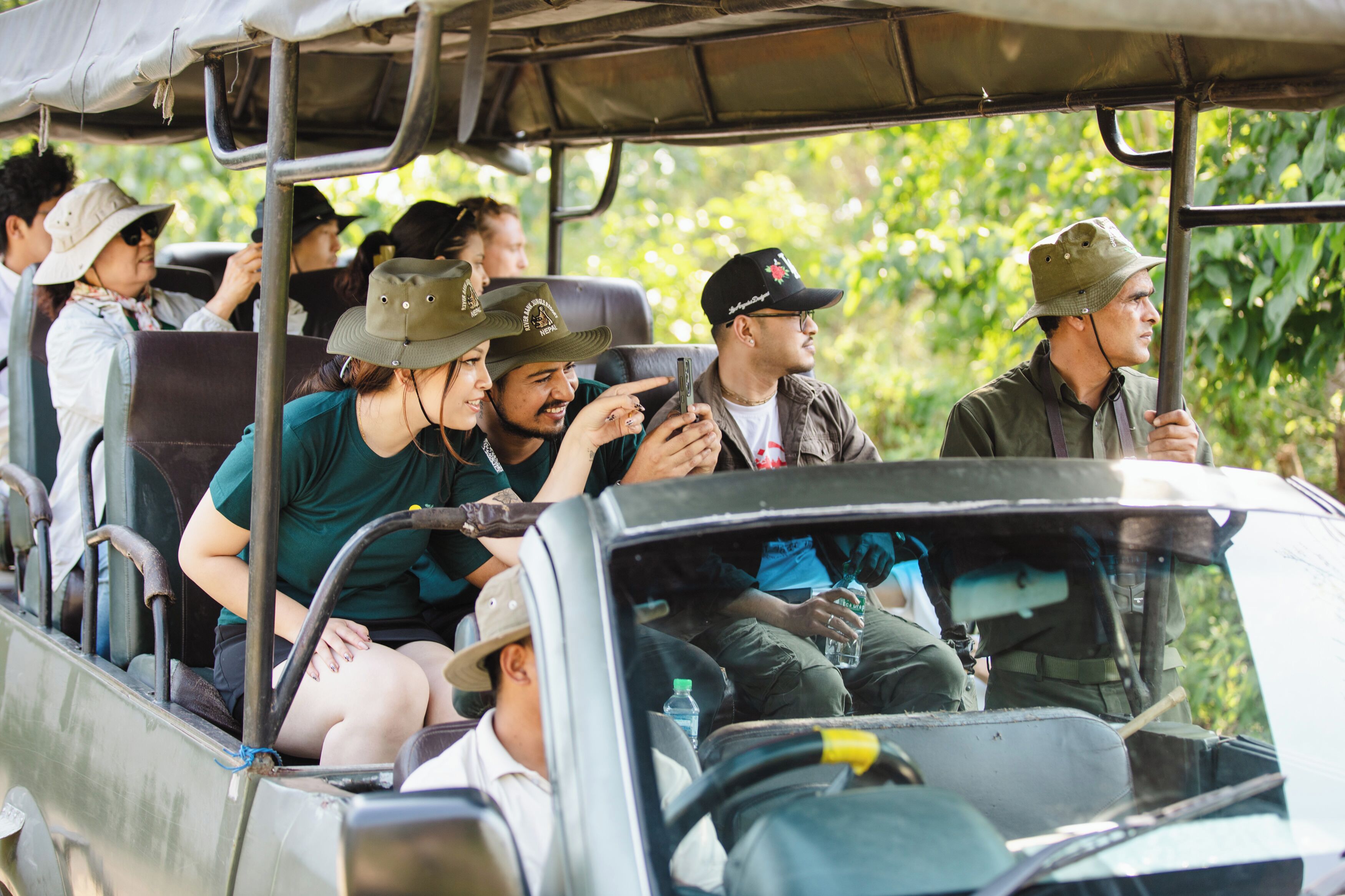 Un grupo de personas dentro de un vehículo cerrado, posiblemente un vehículo para safaris o tours, con asientos dispuestos en filas.