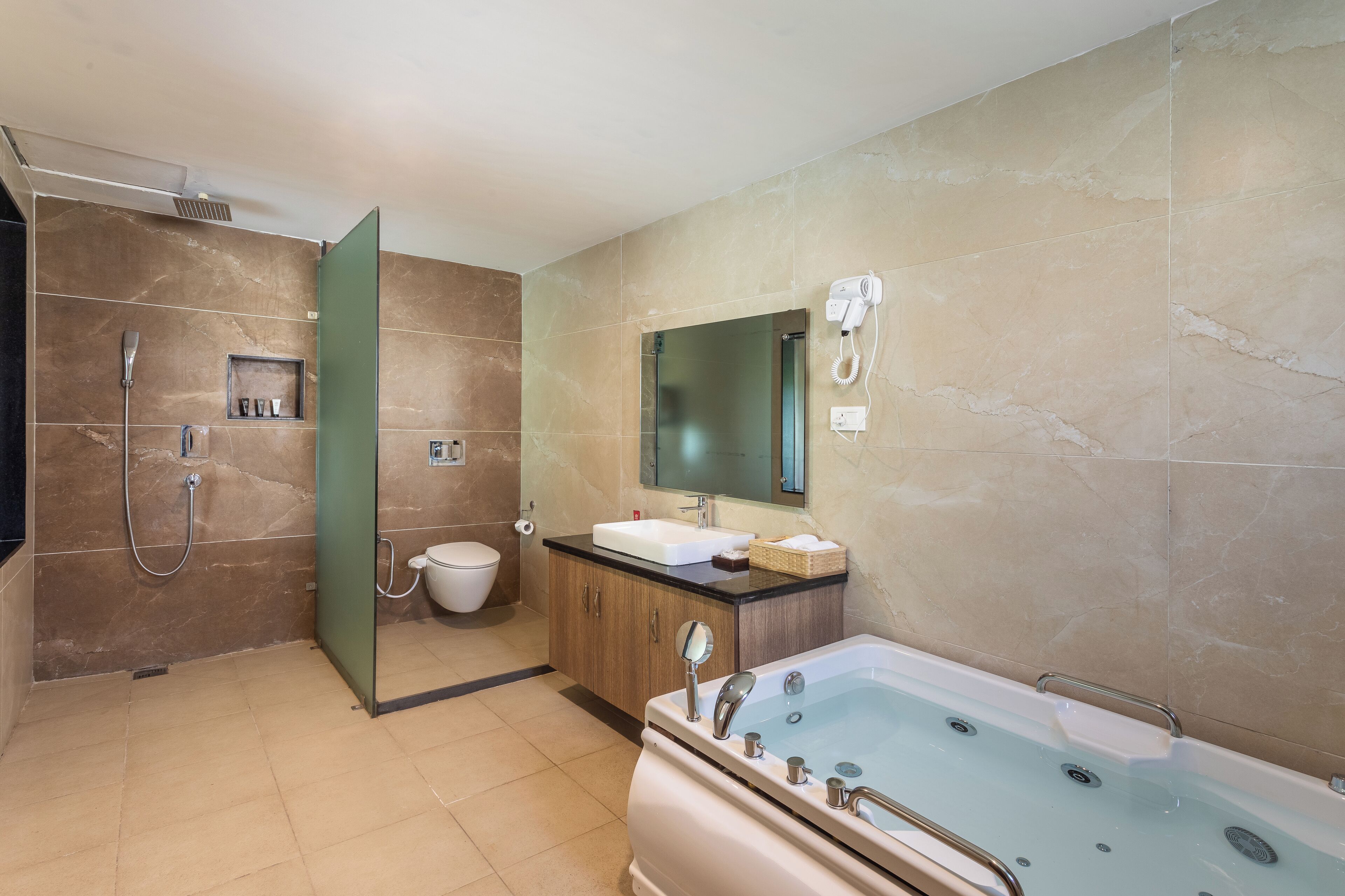Un baño moderno con cabina de ducha, inodoro, lavabo con espejo y bañera.