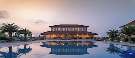 Una piscina al aire libre