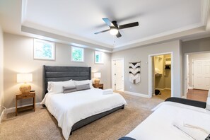 8 bedrooms, desk, iron/ironing board, WiFi - 2 Secluded Homes~One Big Party~Hot tubs (Knoxville)