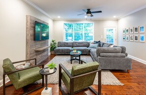 Smart TV, fireplace, video games, ping pong - 2 Secluded Homes~One Big Party~Hot tubs (Knoxville)