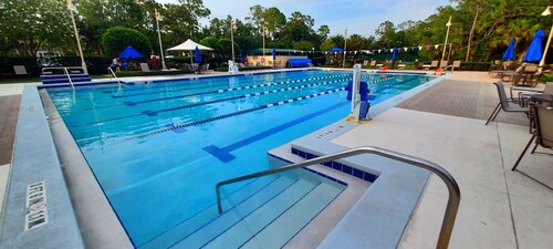 Close to Disney. Free parking. 