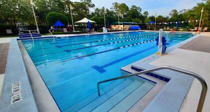 Close to Disney. Free parking.