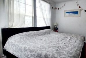 2 bedrooms, WiFi, bed sheets - Close to Disney. Free parking. (Celebration)