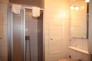 Chuveiro, produtos de toalete grátis, toalhas de banho 