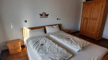 2 slaapkamers, een strijkplank/strijkijzer, gratis wifi, beddengoed