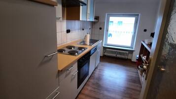 KĂŒhlschrank, Mikrowelle, Ofen, Herdplatte