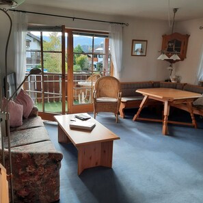 TV - Apartment 'Ferienwohnung Hörnerblick 32' with Mountain View, Balcony and Wi-Fi (Sonthofen-Altstädten)