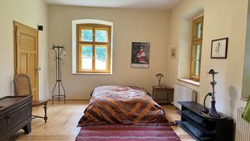 4 bedrooms, iron/ironing board, free WiFi, bed sheets