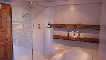 Dusche, kostenlose Toilettenartikel, Haartrockner, Handtücher