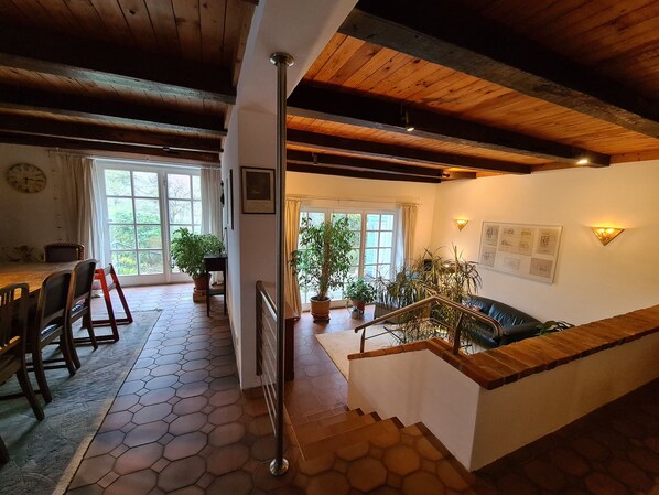 المنشأة من الداخل