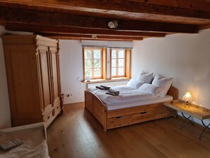 4 bedrooms, desk, free WiFi, bed sheets - Holiday Home 'Ferien Fachwerkhaus' with Mountain View, Private Terrace and Wi-Fi (Olsberg)