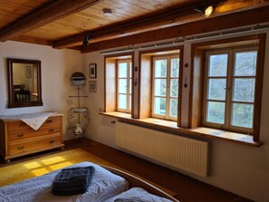 4 makuuhuonetta, työpöytä, ilmainen Wi-Fi, vuodevaatteet