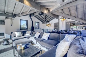 Una televisión, una chimenea