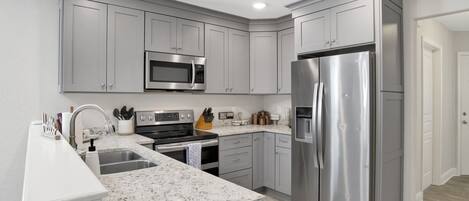 Refrigerador, microondas, horno, placa de cocina