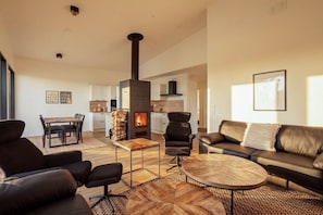 Televisión, chimenea, mesa de ping pong