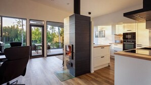 Coffee/tea maker, fridge, microwave, oven - Villa Karina - Beachfront with Jacuzzi (Porvoo)