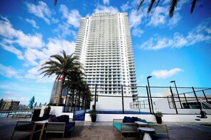 Property grounds - 1BR apartment w/ balcony & panoramic views (Hollywood)