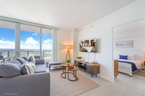 TV, offices - 1BR apartment w/ balcony & panoramic views (Hollywood)