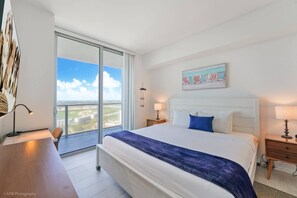 1 bedroom, desk, iron/ironing board, WiFi - 1BR apartment w/ balcony & panoramic views (Hollywood)