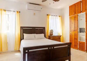 4 habitaciones, escritorio, tabla de planchar con plancha y wifi