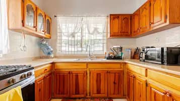 Frigorífic, microones, forn i placa de cuina