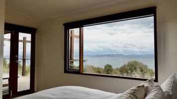 3 bedrooms, desk, iron/ironing board, WiFi (free)