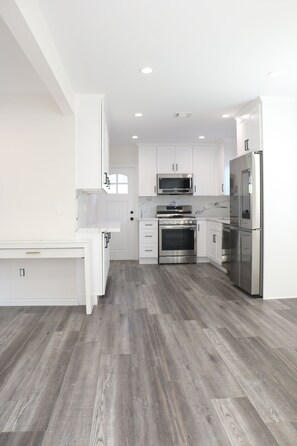 Een koelkast, een magnetron, een oven, een kookplaat