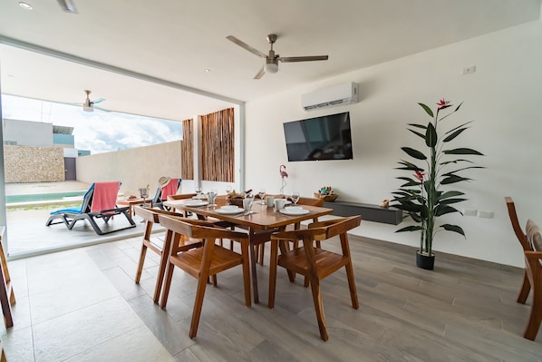 Deluxe House | In-room dining