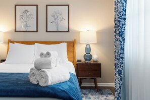 2 Schlafzimmer, Schreibtisch, Bügeleisen/Bügelbrett, Reisekinderbett