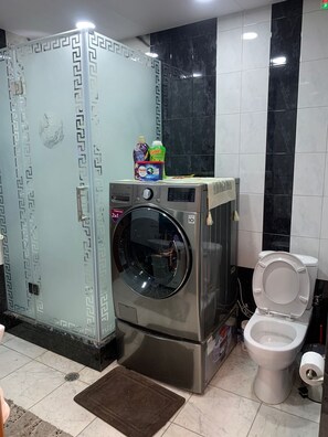 Haartrockner, Handtücher, Seife, Toilettenpapier