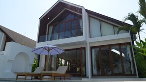 Exterior - Modern Luxurious villa, with rice field views, and a 10-minute drive to Canggu.  (Kabupaten Tabanan)