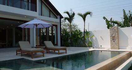 Modern Luxurious villa, with rice field views, and a 10-minute drive to Canggu.
