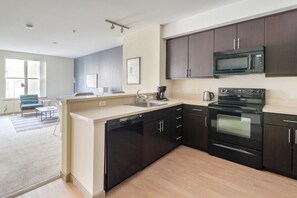 Réfrigérateur, micro-ondes, four, lave-vaisselle